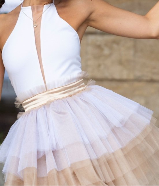 Къса разкроена рокля с тюл в бяло и бежово