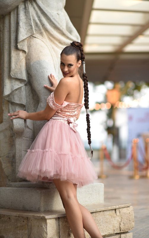 Къса рокля с пайети и тюл в пудра