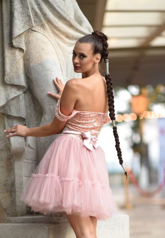 Къса рокля с пайети и тюл в пудра