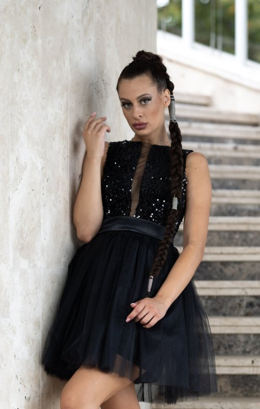 Къса разкроена черна рокля с тюл и пайети
