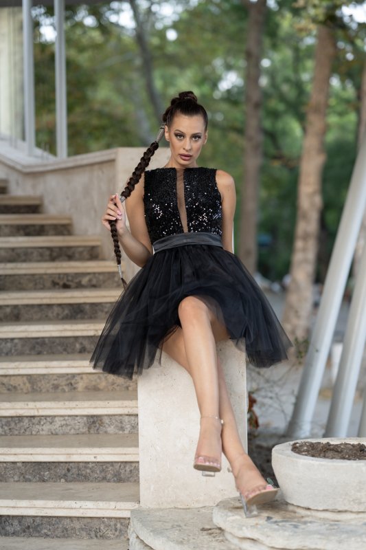 Къса разкроена черна рокля с тюл и пайети