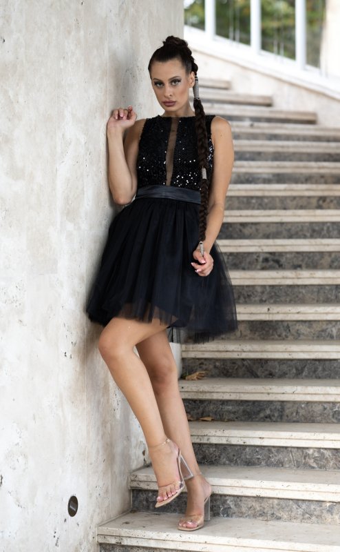 Къса разкроена черна рокля с тюл и пайети