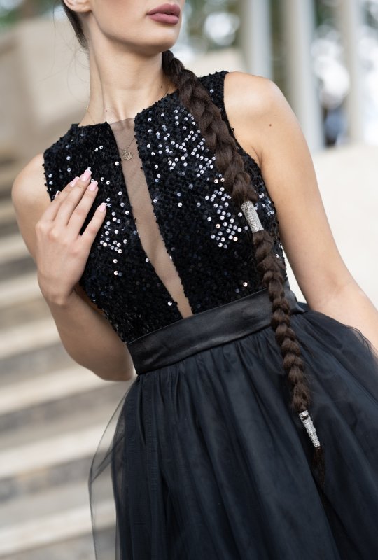 Къса разкроена черна рокля с тюл и пайети