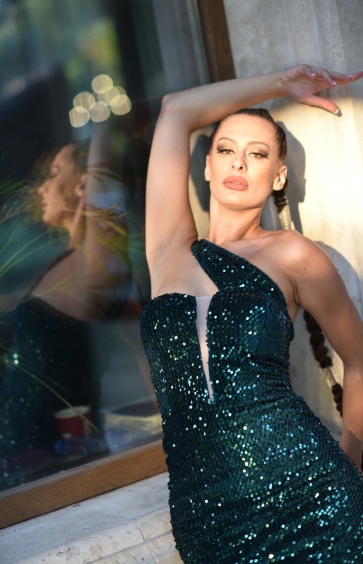 Вталена рокля от кадифе с пайети в зелено