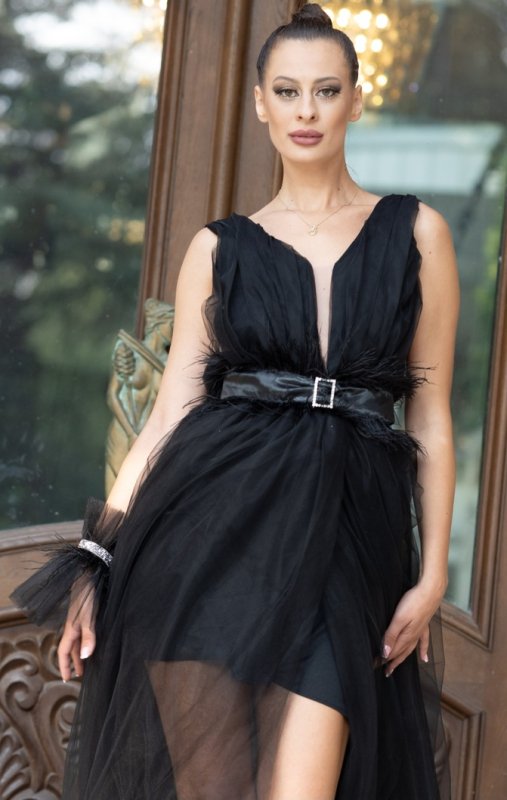 Дълга официална рокля в черно от тюл с цепка