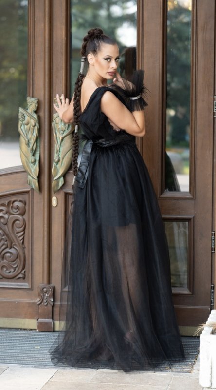 Дълга официална рокля в черно от тюл с цепка