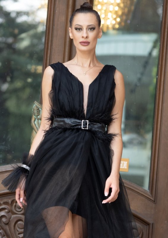 Дълга официална рокля в черно от тюл с цепка