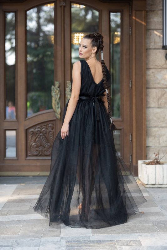Дълга официална рокля в черно от тюл с цепка