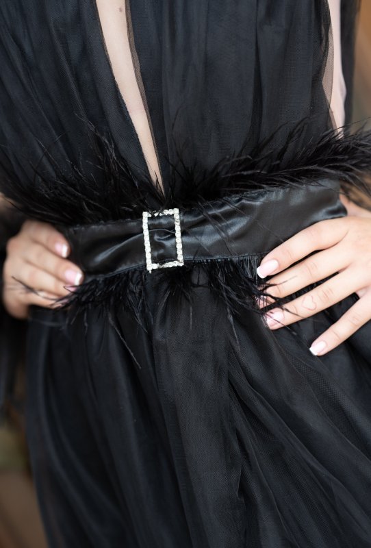 Дълга официална рокля в черно от тюл с цепка