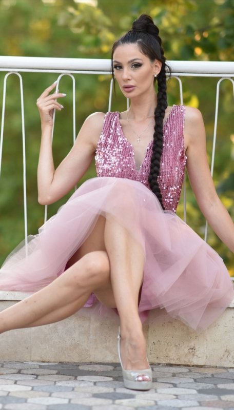 Къса разкроена рокля от тюл и пайети