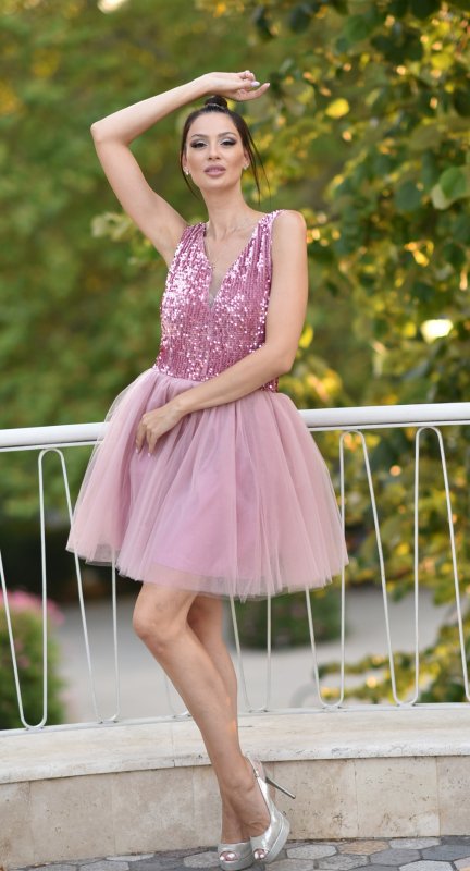 Къса разкроена рокля от тюл и пайети