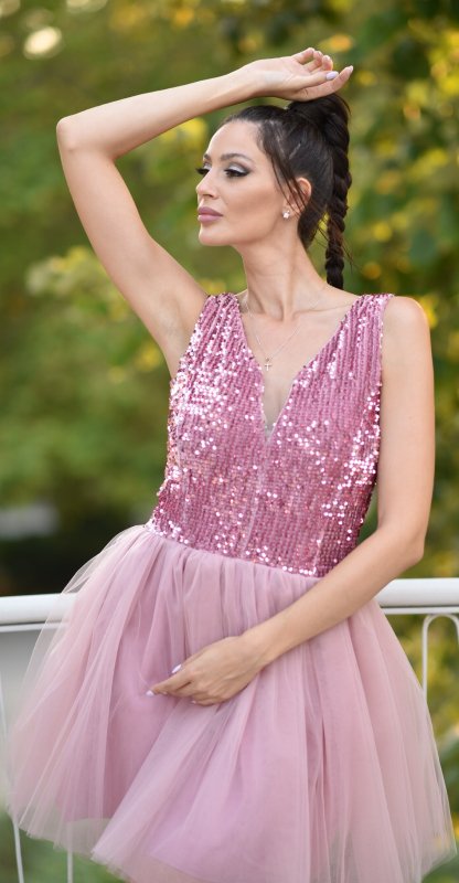 Къса разкроена рокля от тюл и пайети