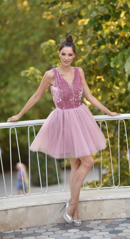 Къса разкроена рокля от тюл и пайети