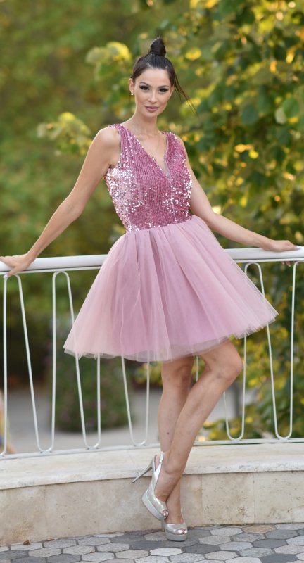 Къса разкроена рокля от тюл и пайети