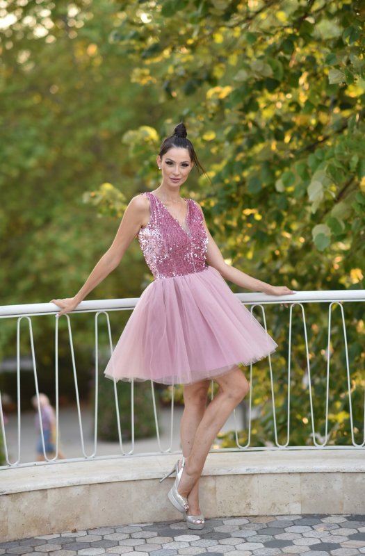 Къса разкроена рокля от тюл и пайети