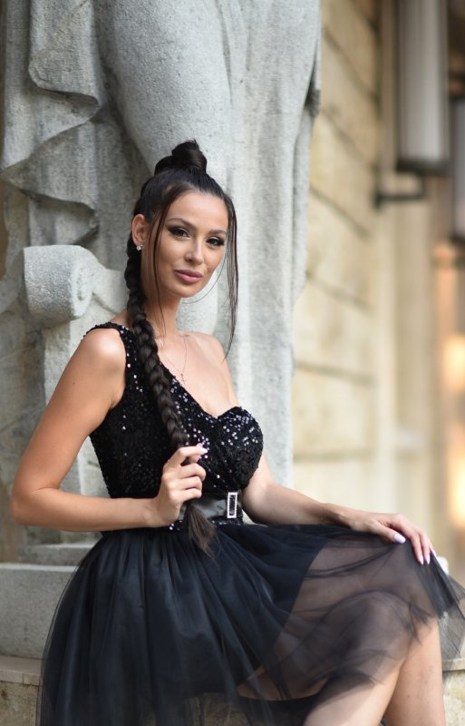 Къса черна рокля от тюл и пайети с колан