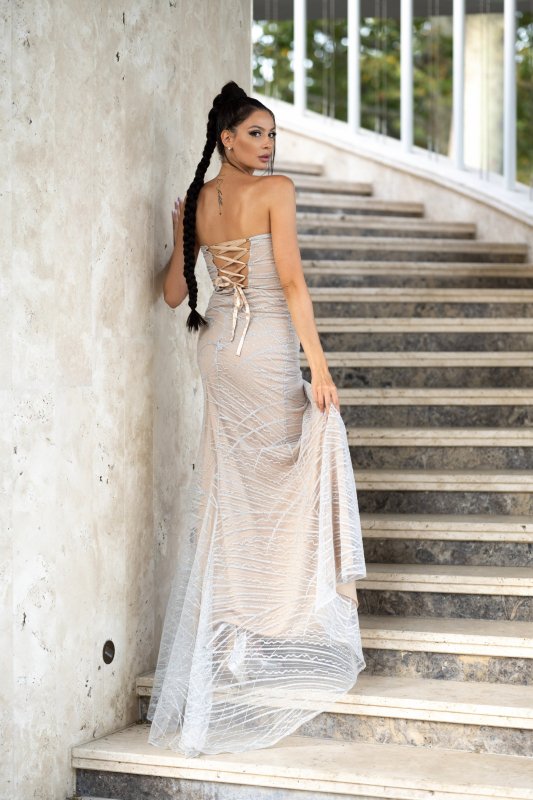 Дълга официална рокля тип бюстие с цепка и пера