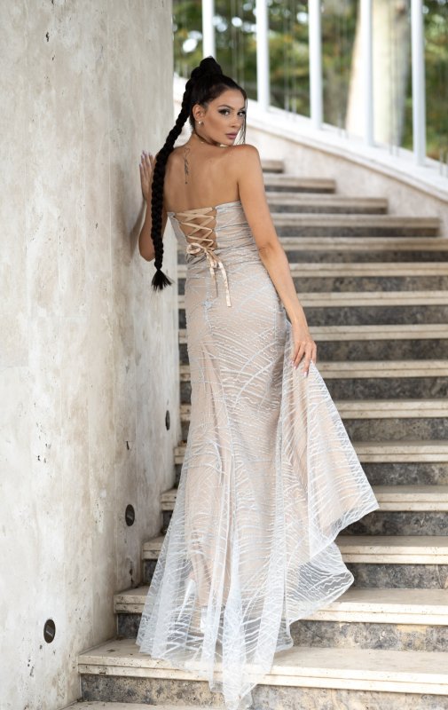 Дълга официална рокля тип бюстие с цепка и пера