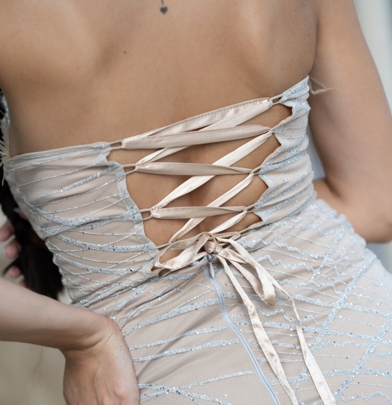 Дълга официална рокля тип бюстие с цепка и пера