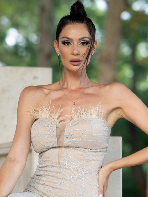 Дълга официална рокля тип бюстие с цепка и пера