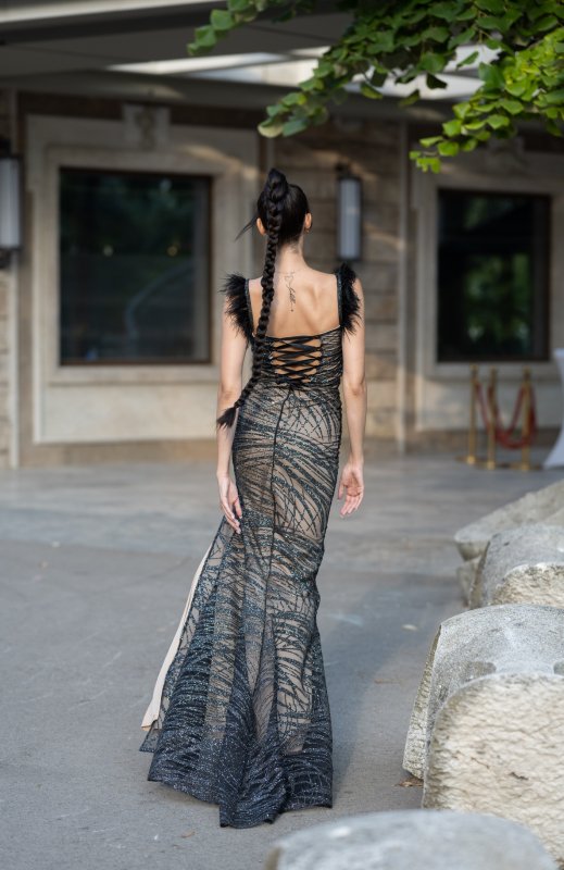 Дълга официална рокля с пера