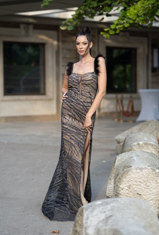 Дълга официална рокля с пера