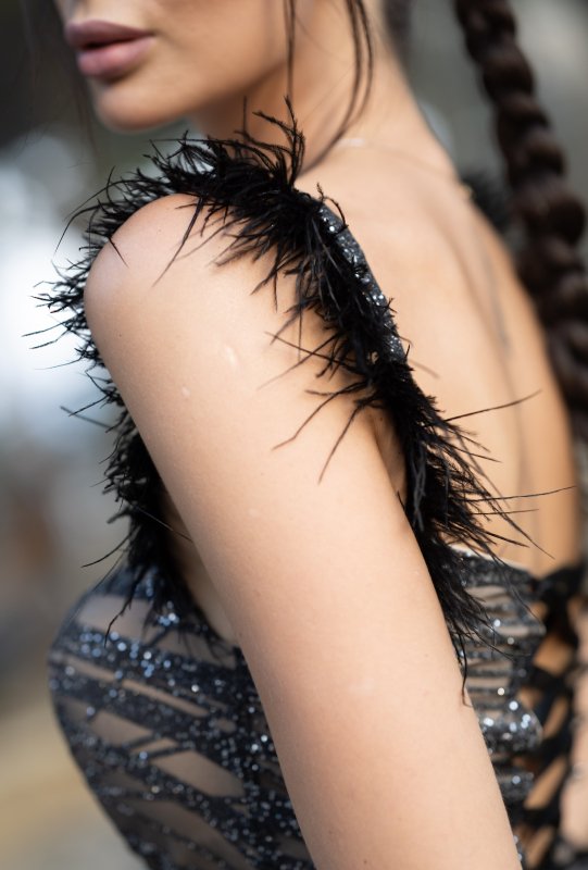 Дълга официална рокля с пера