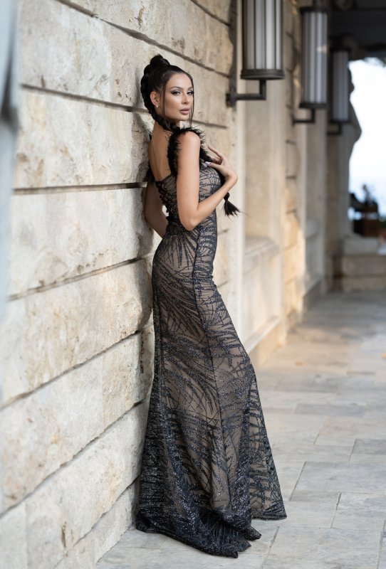 Дълга официална рокля с пера