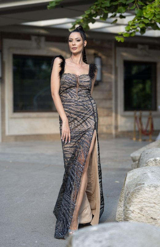 Дълга официална рокля с пера