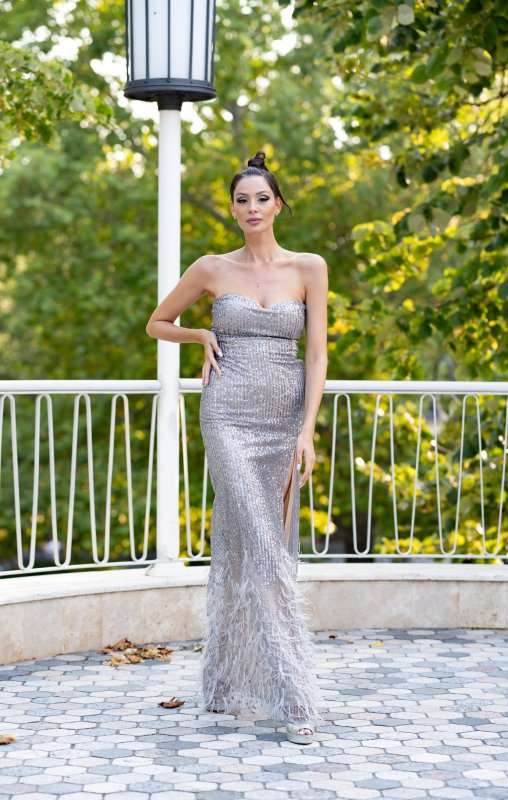 Дълга официална рокля бюстие със сребристи пайети и пера