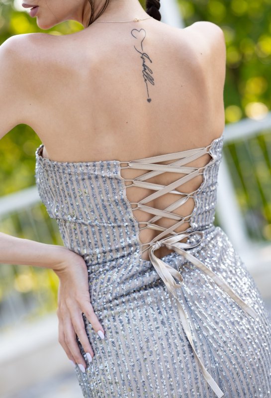 Дълга официална рокля бюстие със сребристи пайети и пера