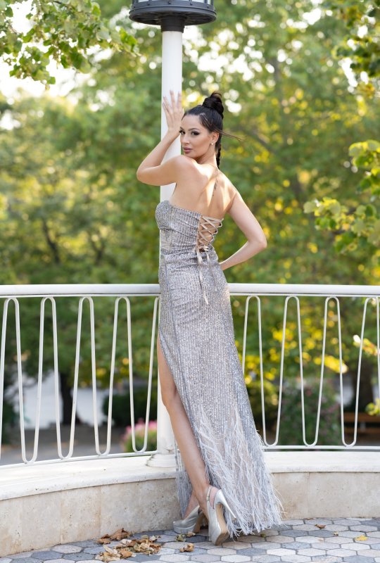 Дълга официална рокля бюстие със сребристи пайети и пера