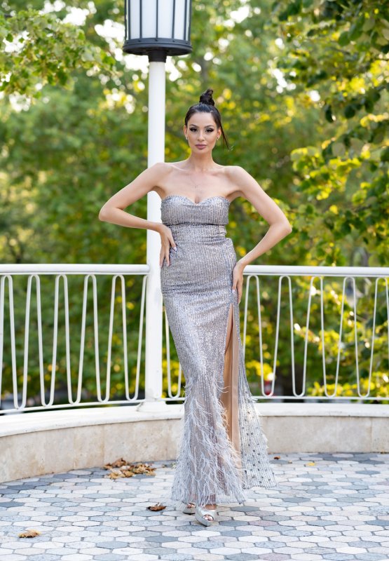 Дълга официална рокля бюстие със сребристи пайети и пера