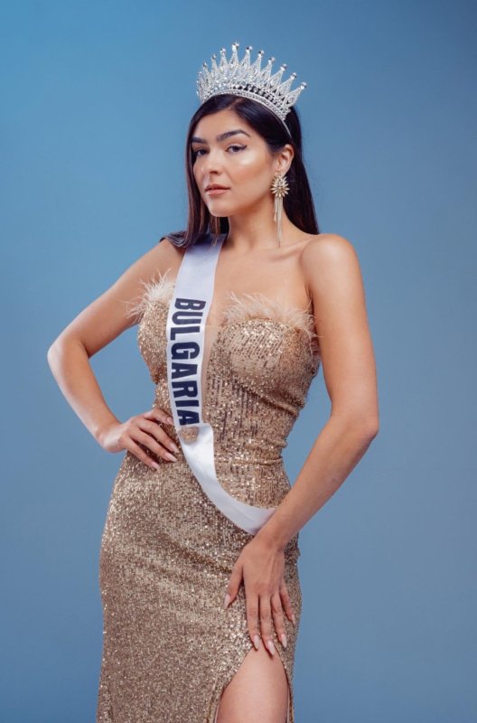 Дълга официална златиста рокля бюстие с пера 