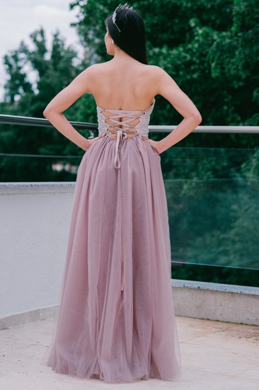 Дълга разкроена рокля с тюл и цепка