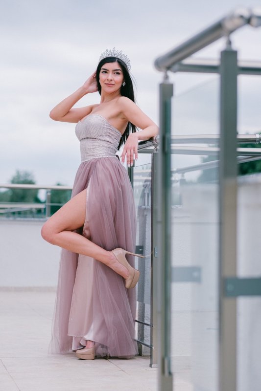 Дълга разкроена рокля с тюл и цепка