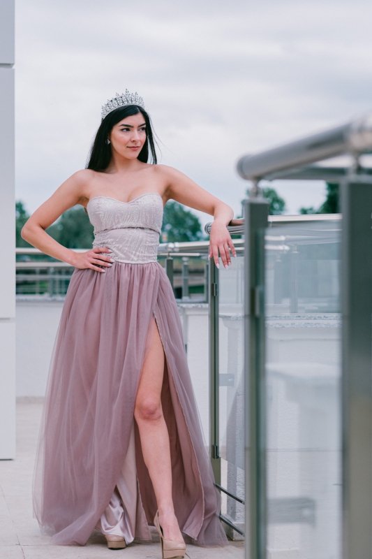 Дълга разкроена рокля с тюл и цепка