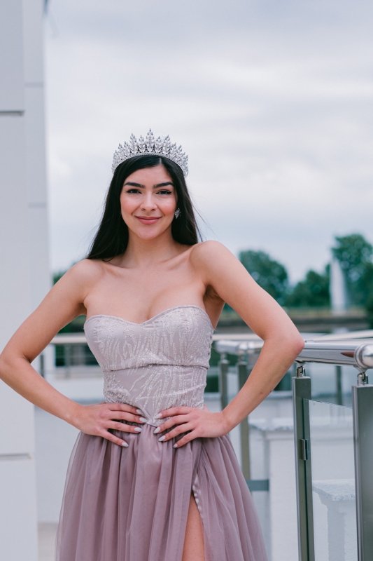 Дълга разкроена рокля с тюл и цепка