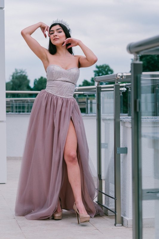 Дълга разкроена рокля с тюл и цепка