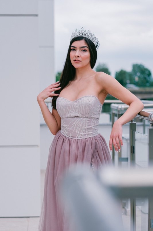 Дълга разкроена рокля с тюл и цепка