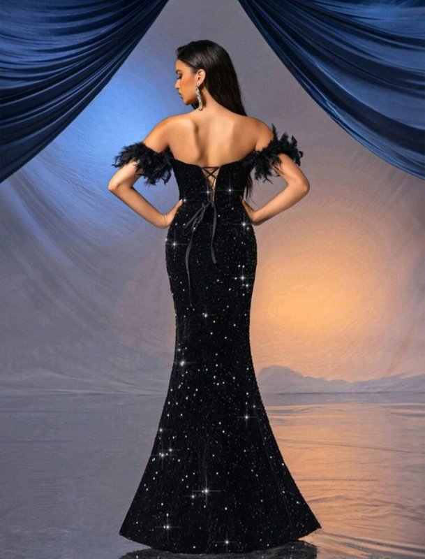 Дълга официална черна рокля с пайети и пера
