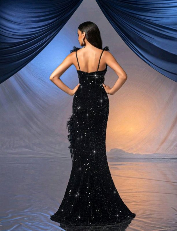 Дълга вталена официална рокля от пайети и цепка с пера