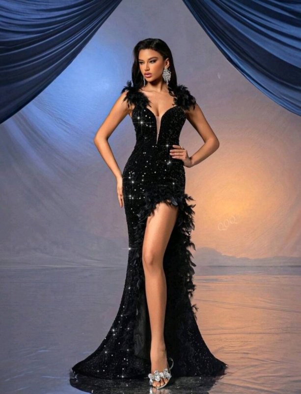 Дълга вталена официална рокля от пайети и цепка с пера