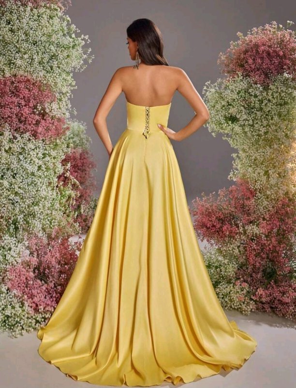 Дълга рокля в жълто