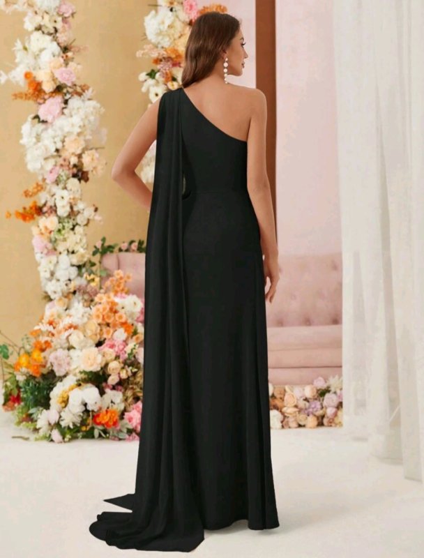Дълга черна рокля с едно рамо