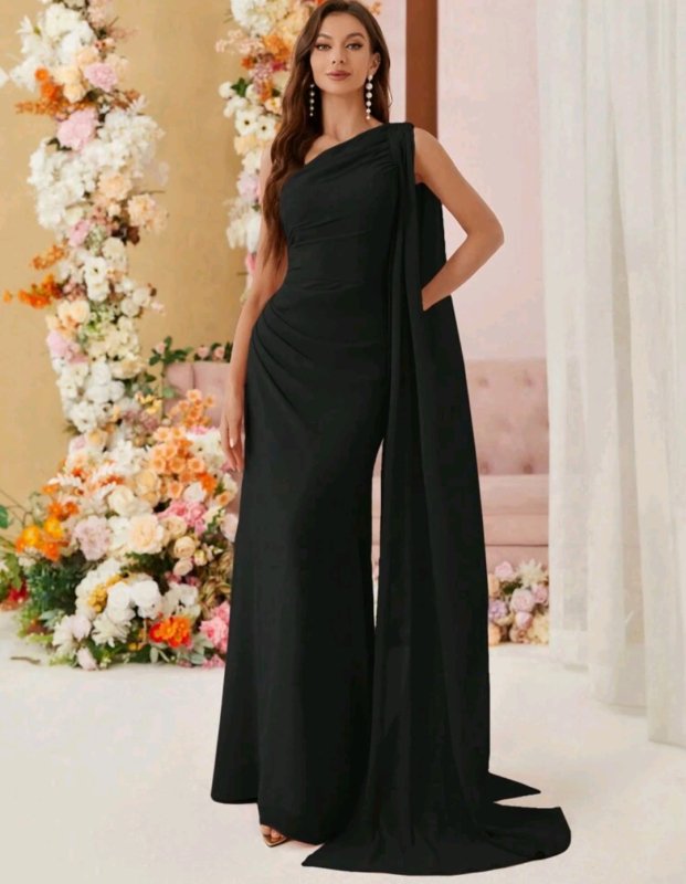 Дълга черна рокля с едно рамо