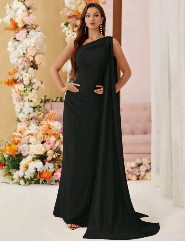 Дълга черна рокля с едно рамо