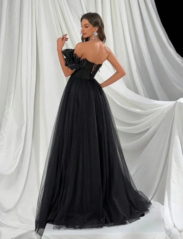 Рокля с тюл в черно