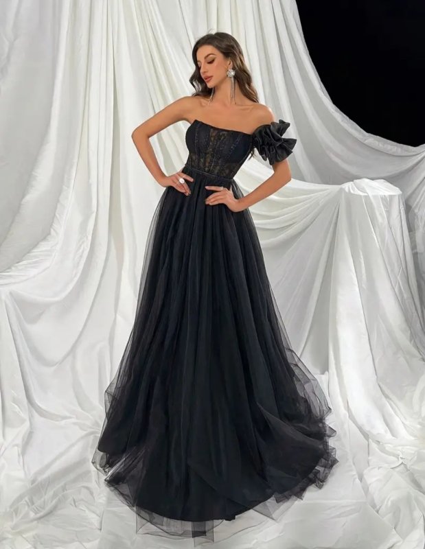 Рокля с тюл в черно