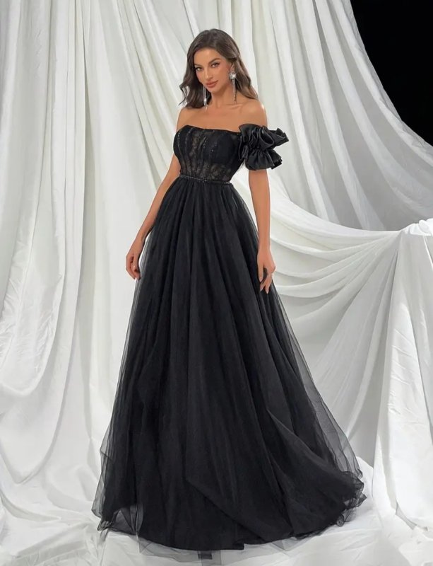 Рокля с тюл в черно